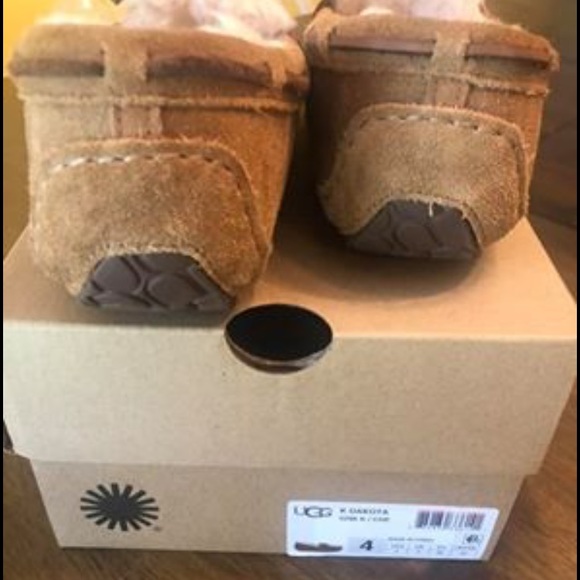 Girls Ugg Dakota Slipper - Picture 2 of 4